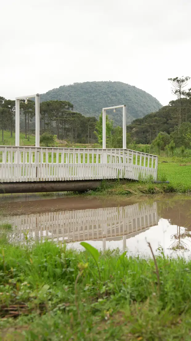 Deck sobre o açude com montanhas ao fundo