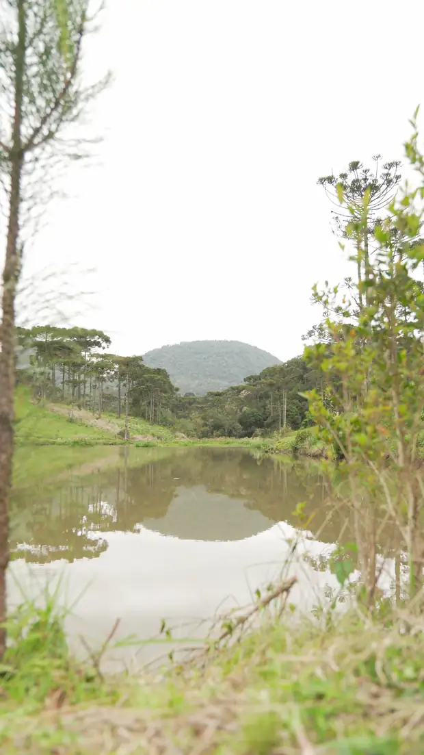 Açude com reflexo das montanhas